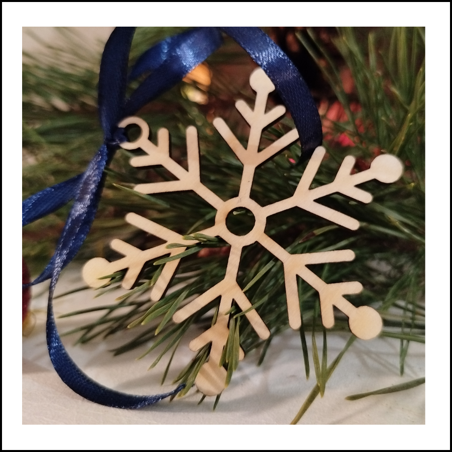 Drewniane śnieżynki ❄️ – minimalistyczne i pełne uroku dekoracje na święta.