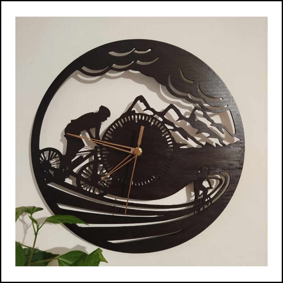 Zegar ścienny drewniany z motywem górskim – natura i spokój na Twojej ścianie 🏞️