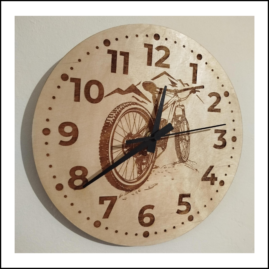 Zegar ścienny z rowerowym motywem – drewno, które ma duszę ✨