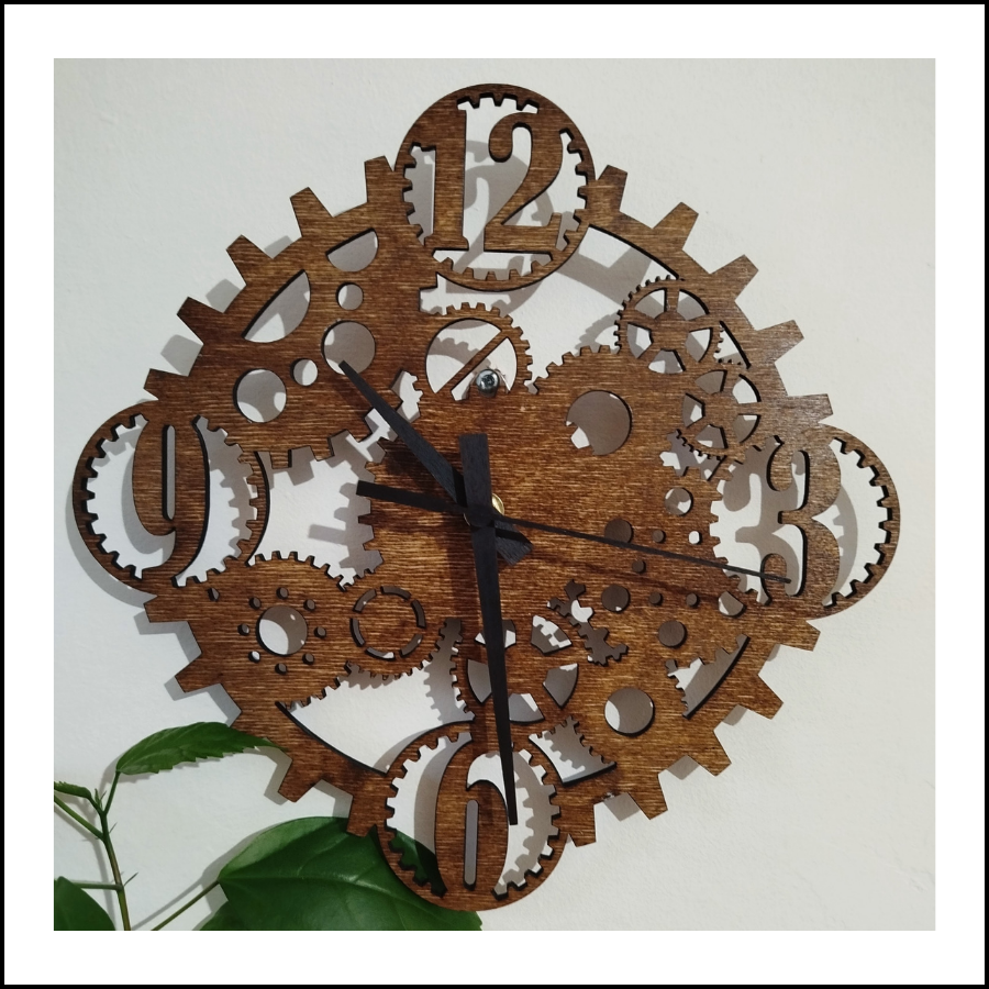 Zegar ścienny z motywem zębatek – mechanika w naturalnym wydaniu ⚙️🌿