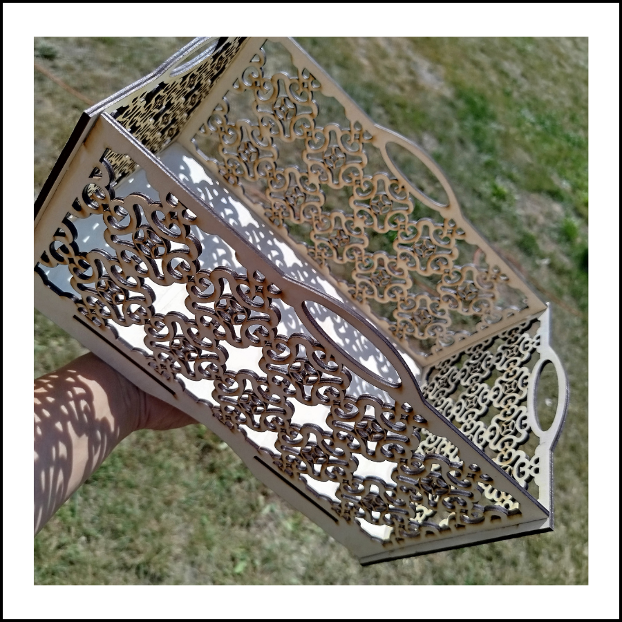 Drewniany organizer z ażurowymi frontami